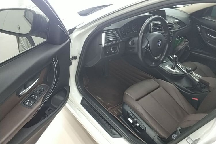 BMW 3 Series 2018 car image #12
