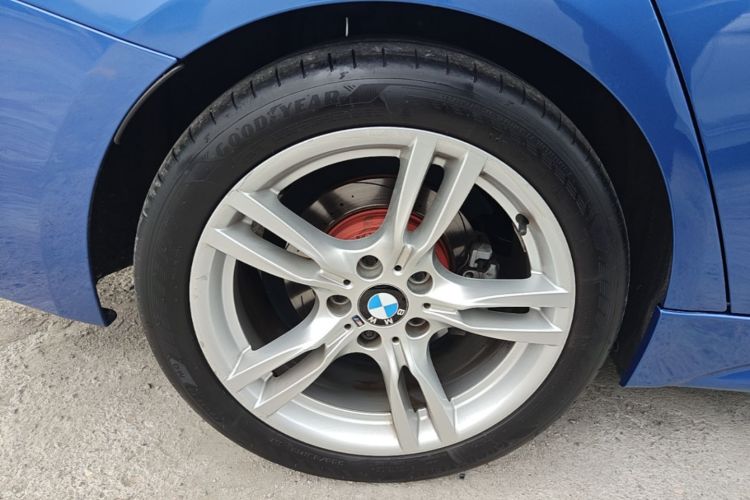 BMW 3 Series 2018 car image #10