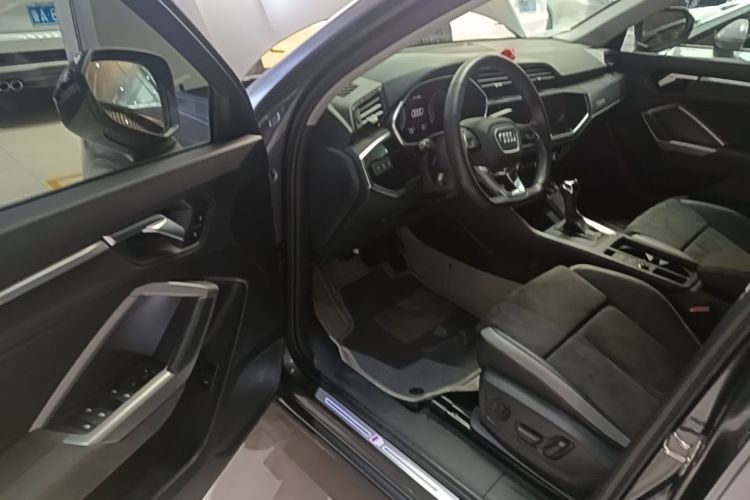 Audi Q3 2023 car image #12