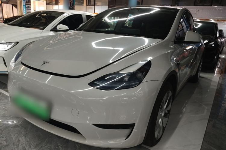 Tesla Model Y 2023 car image #2