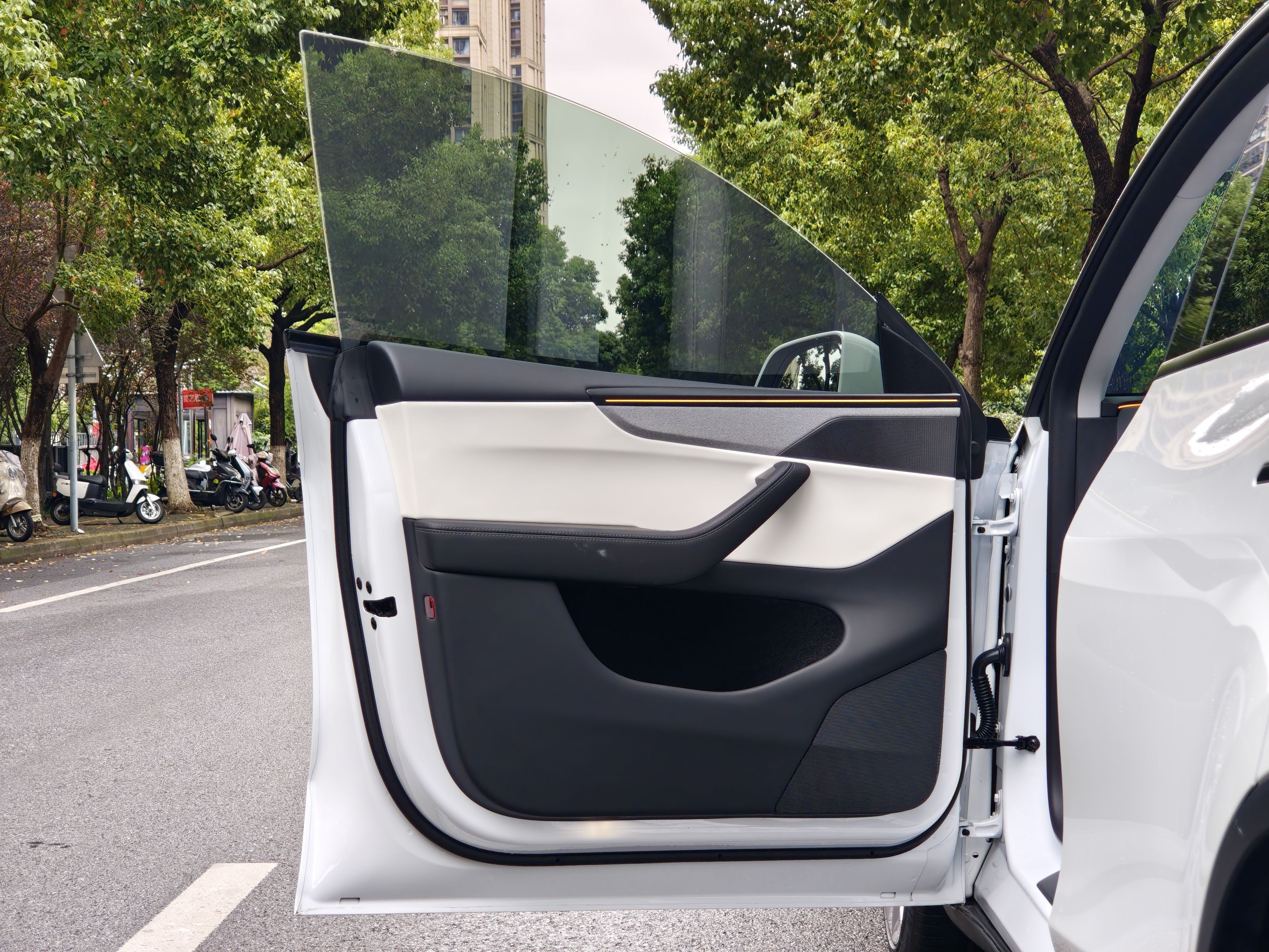 Tesla Model Y 2025 #4 Tesla Model Y 2025 car image #4