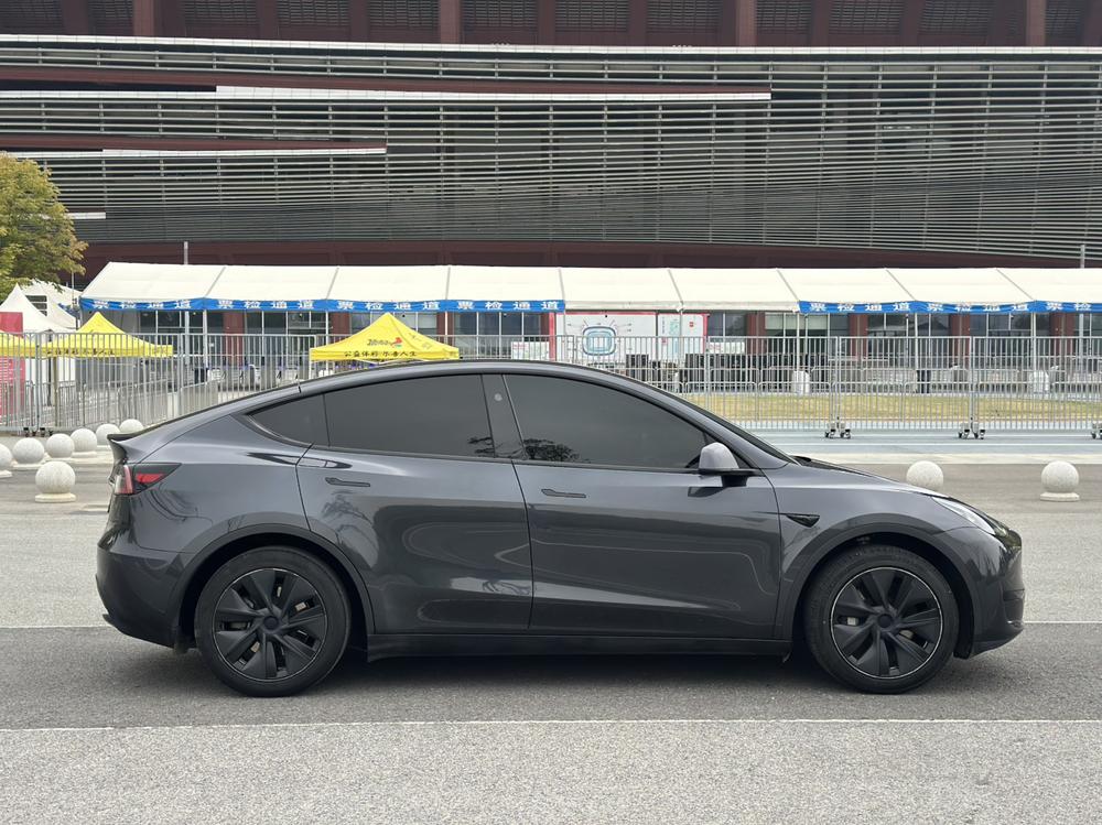 Tesla Model Y 2024 #8 Tesla Model Y 2024 car image #8
