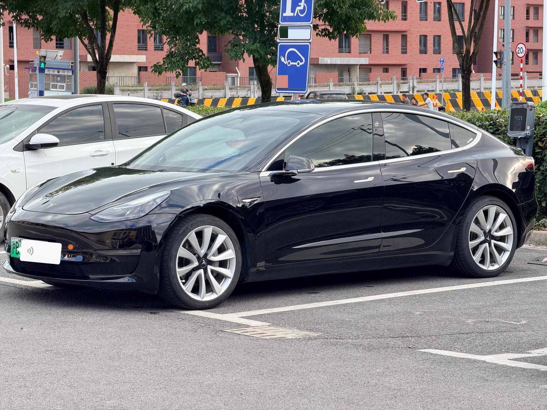 Tesla Model 3 2021 car image 
