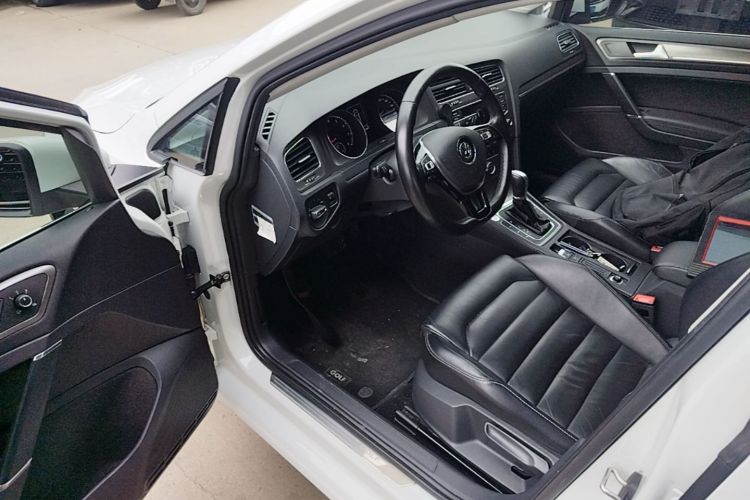 Volkswagen Golf 2015 car image #16