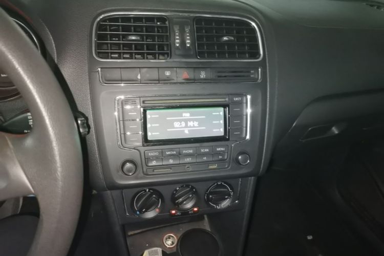 Volkswagen Polo 2015 car image #17