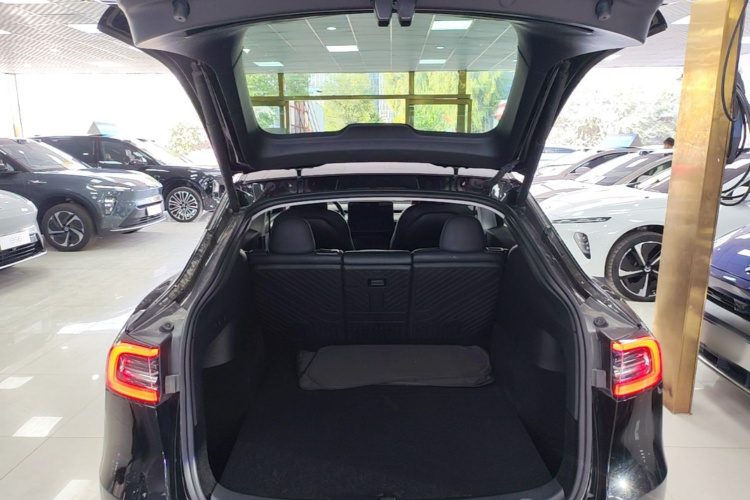 Tesla Model Y 2023 car image #19