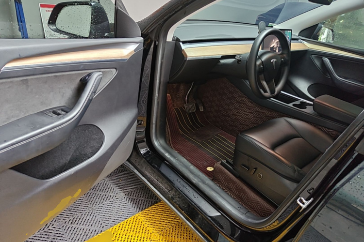 Tesla Model Y 2023 car image #12
