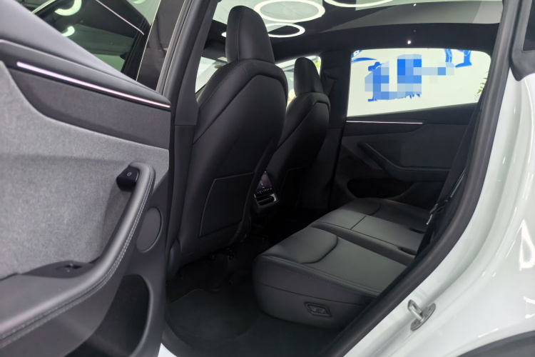 Tesla Model Y 2026 #14 Tesla Model Y 2026 car image #14