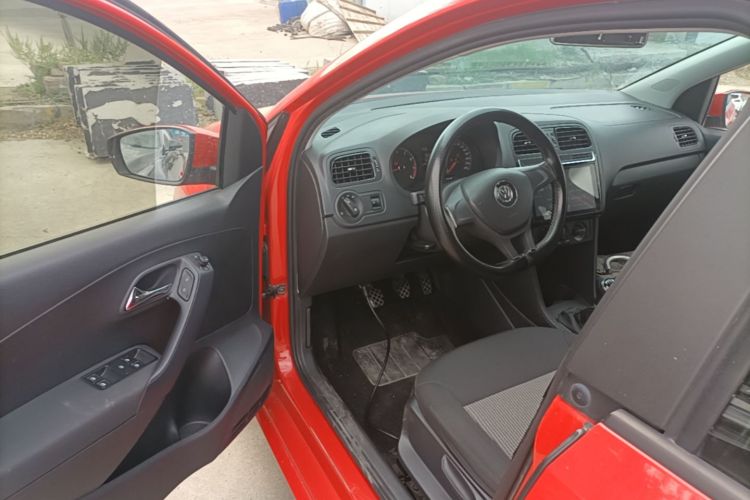 Volkswagen Polo 2018 car image #16