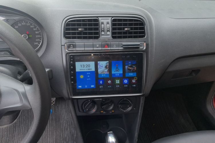 Volkswagen Polo 2018 car image #13