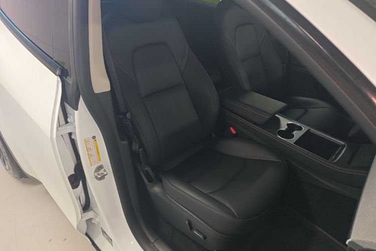 Tesla Model Y 2024 car image #21