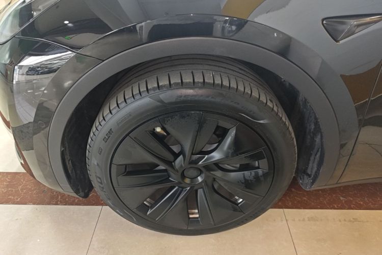 Tesla Model Y 2023 car image #9