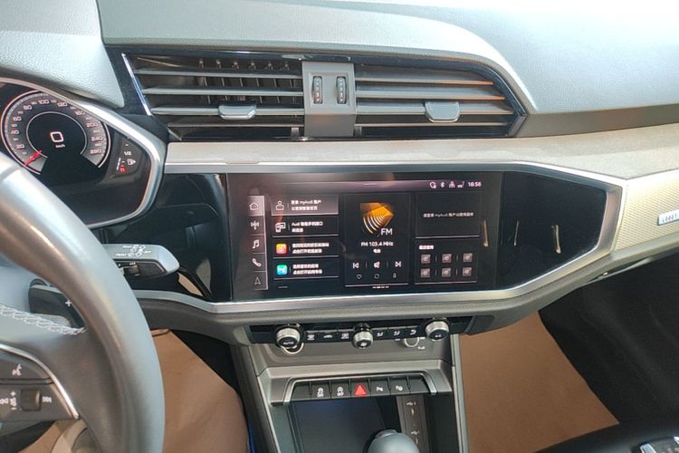 Audi Q3 2024 car image #13