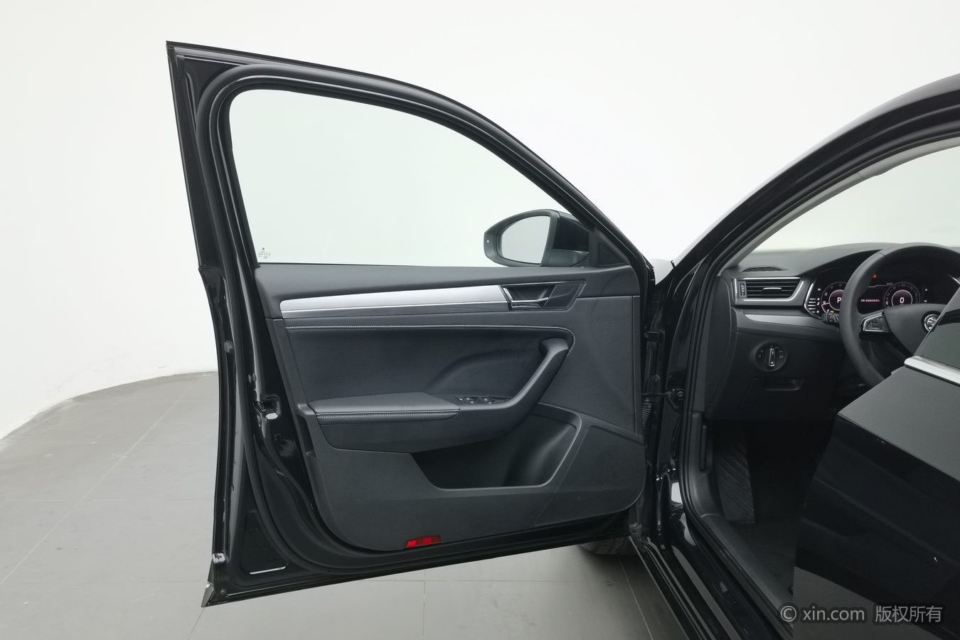 Skoda Superb 2025 car image #8