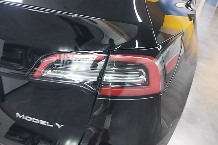 Tesla Model Y 2023 car image #8