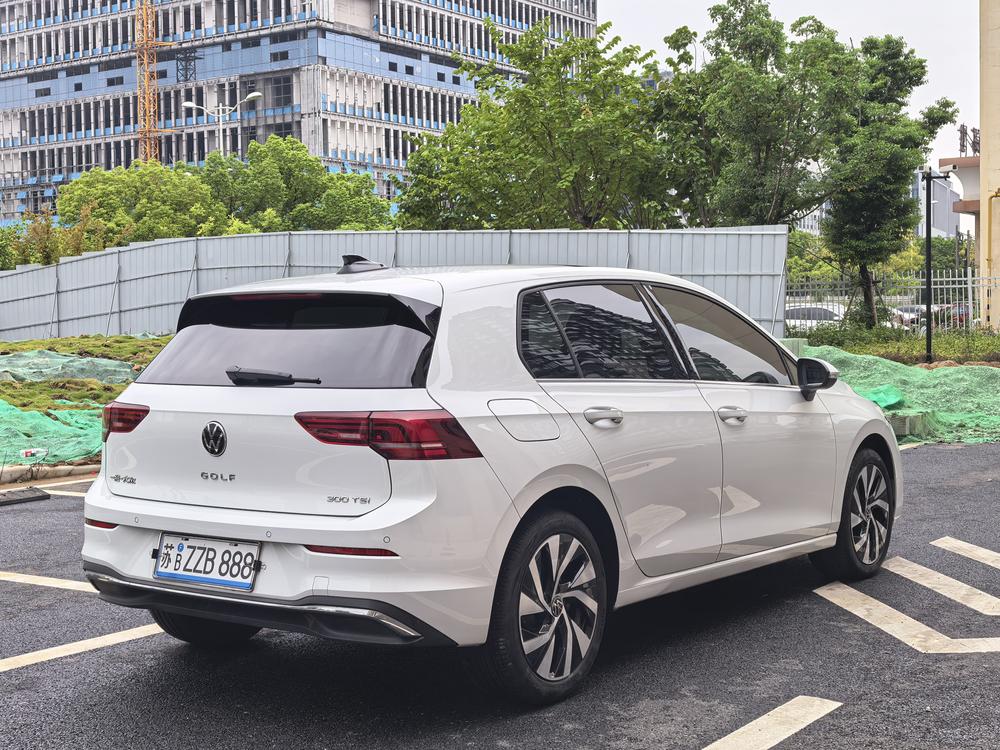 Volkswagen Golf 2025 car image #7