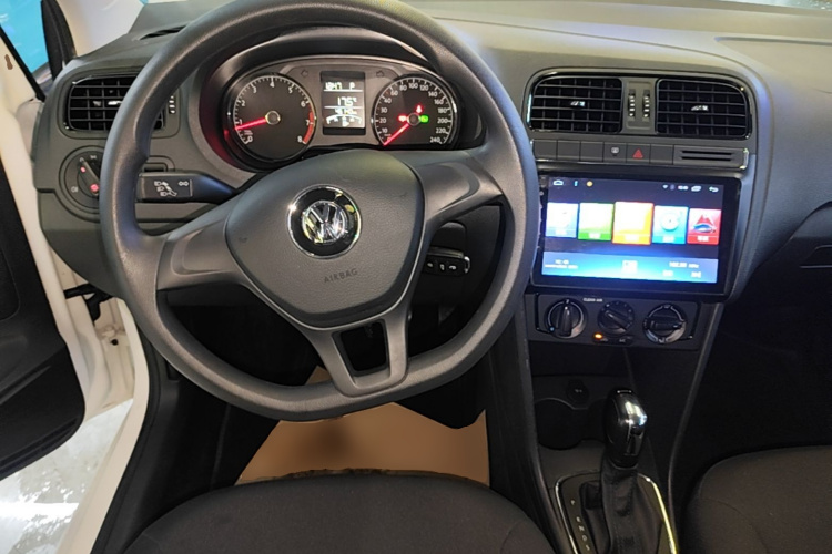 Volkswagen Polo 2017 car image #11