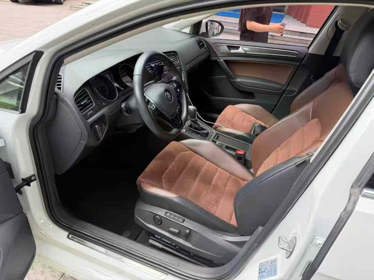 Volkswagen Golf 2018 car image #2