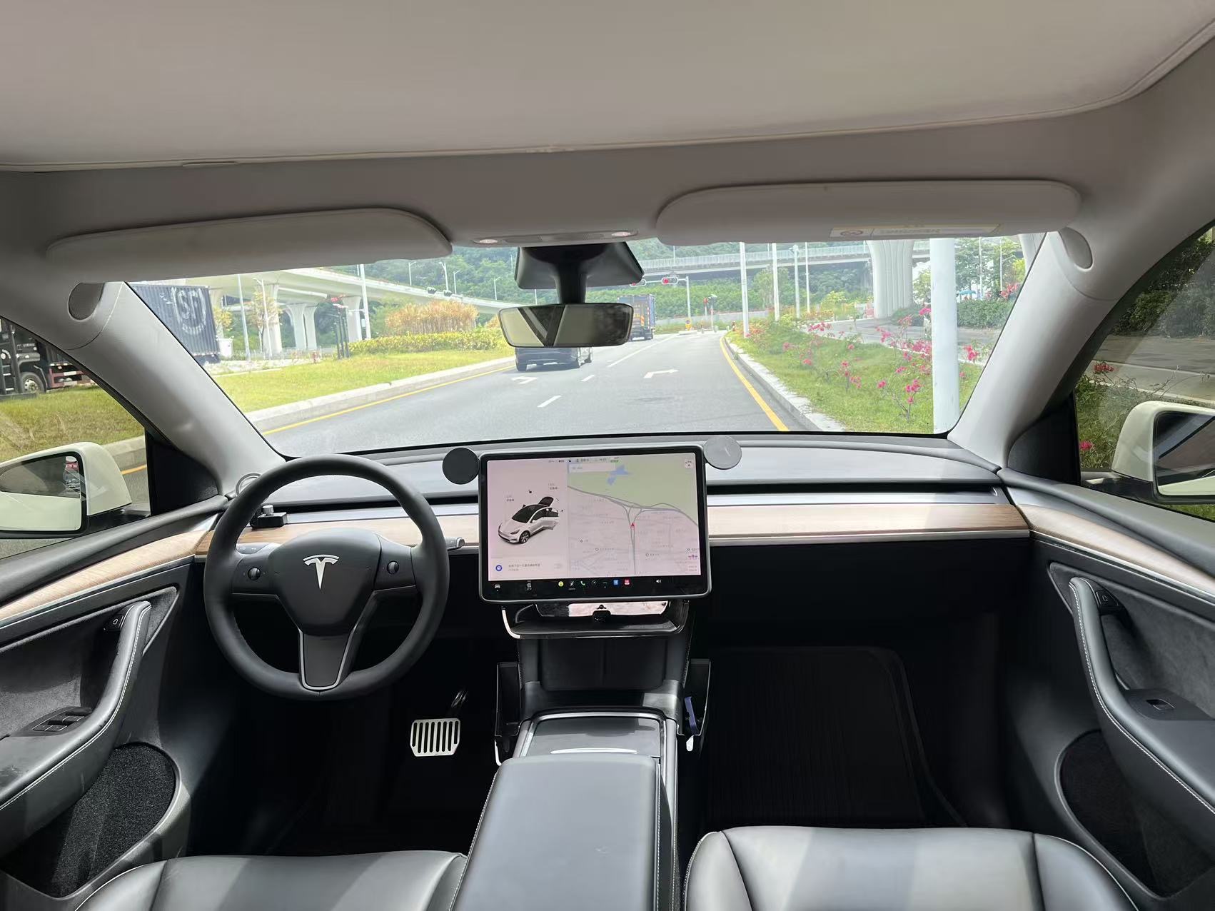 Tesla Model Y 2021 car image #9