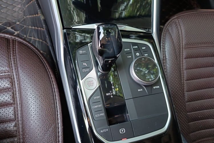 BMW 3 Series 2020 car image #16