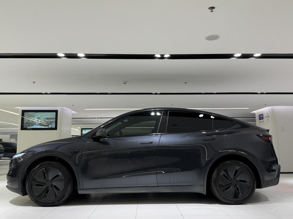 Tesla Model Y 2025 #4 Tesla Model Y 2025 car image #4