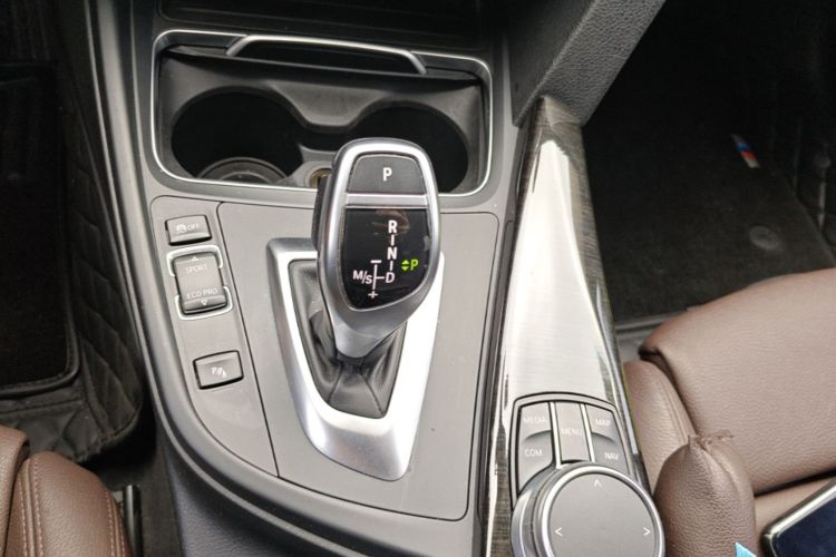 BMW 3 Series 2018 image de voiture #16