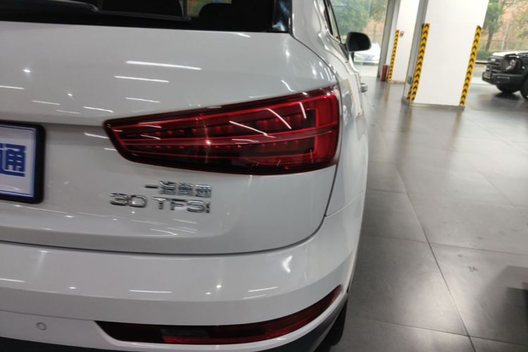 Audi Q3 2019 car image #8