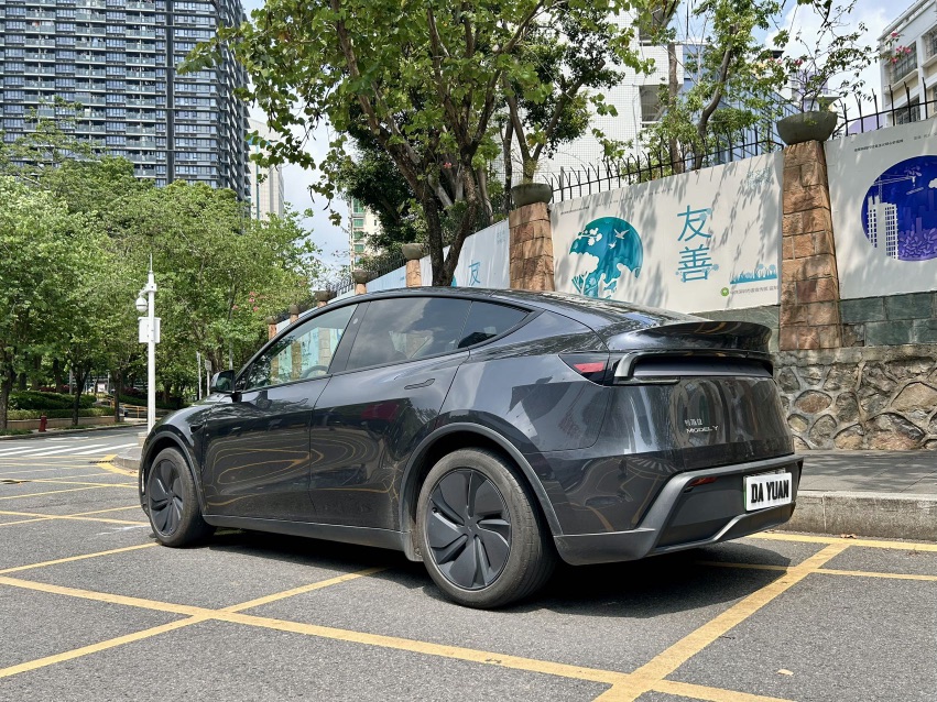 Tesla Model Y 2025 #7 Tesla Model Y 2025 car image #7