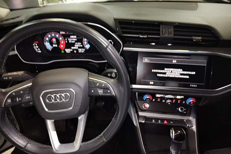 Audi Q3 2022 car image #10