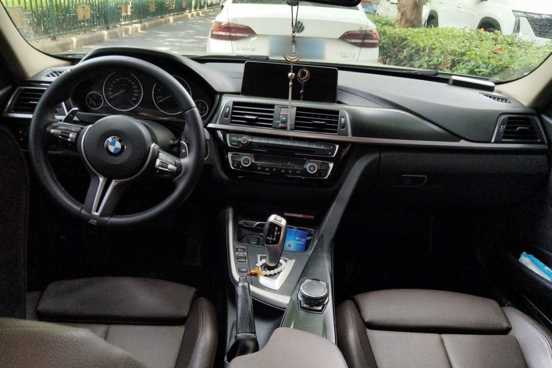 BMW 3 Series 2018 car image #21