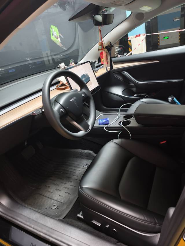 Tesla Model 3 2023 car image #3