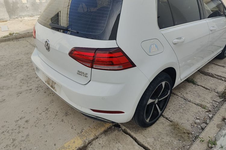 Volkswagen Golf 2018 car image #8