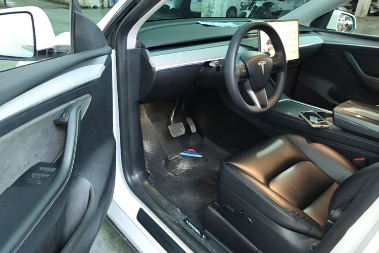 Tesla Model Y 2024 car image #16