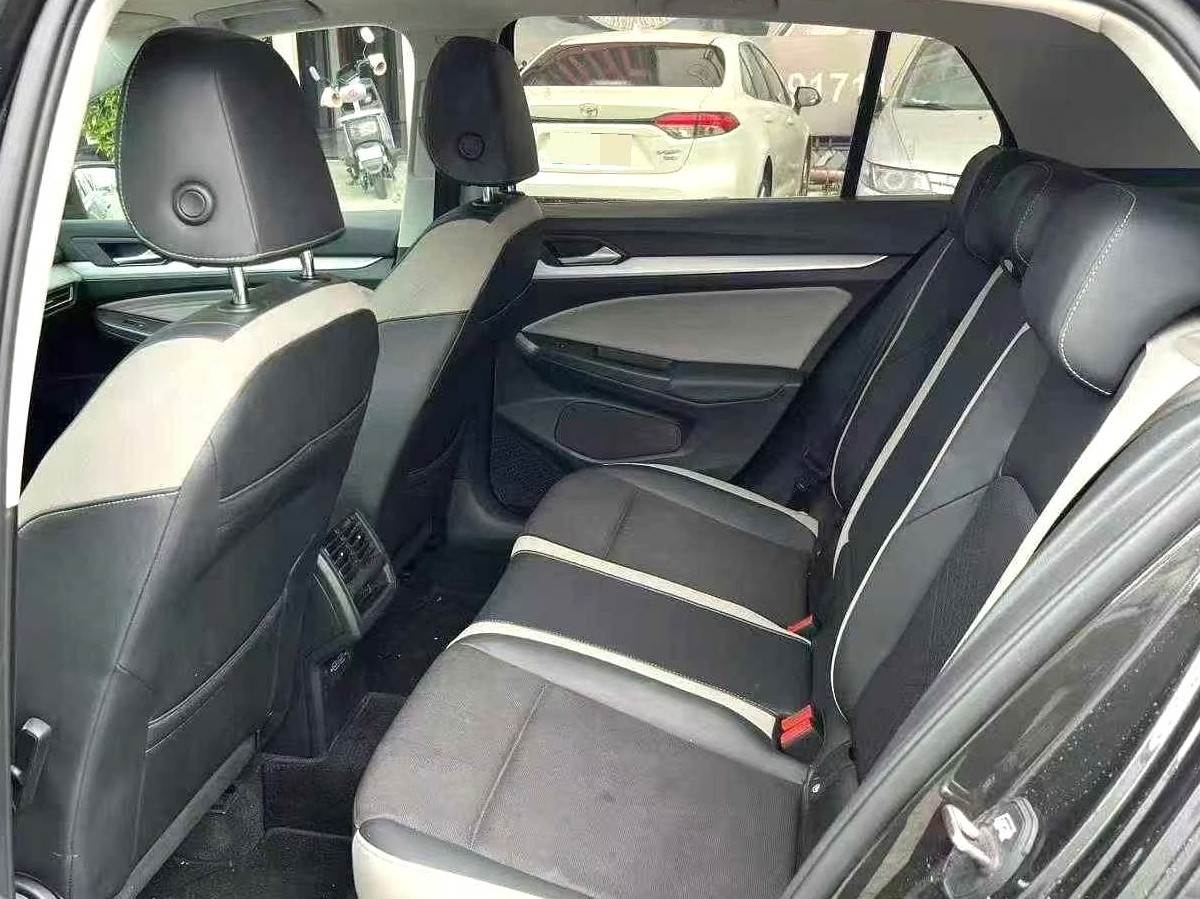 Volkswagen Golf 2021 car image #6