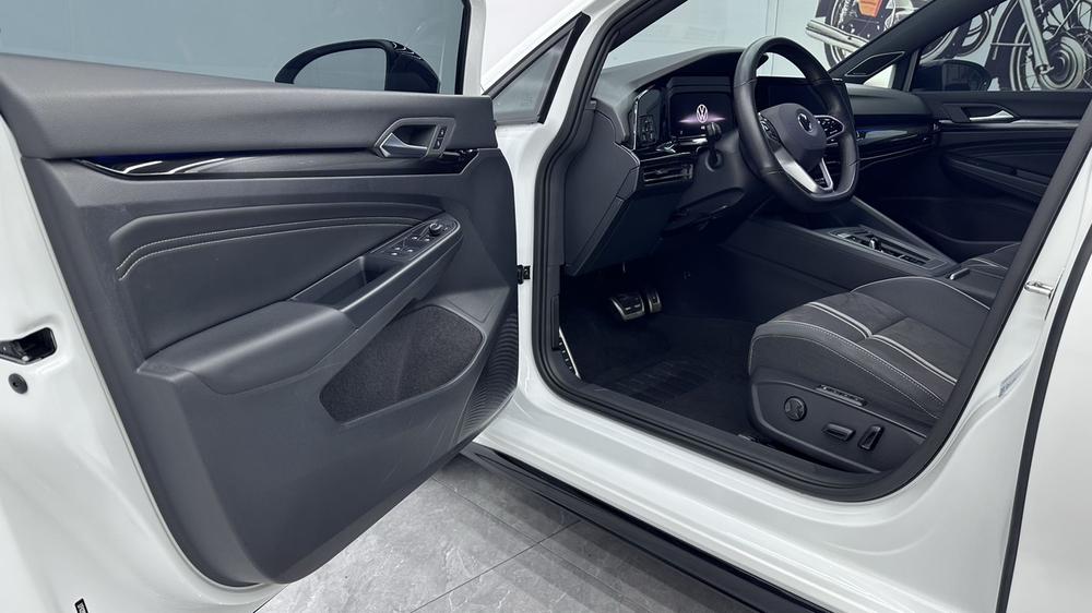 Volkswagen Golf 2023 car image #7
