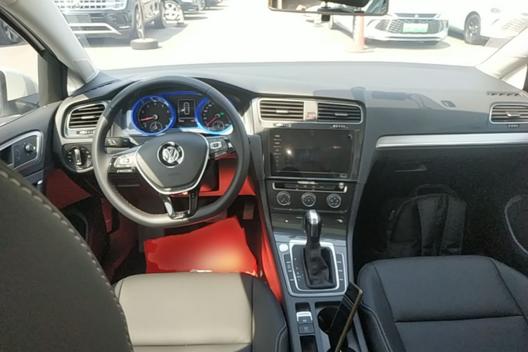Volkswagen Golf 2020 car image #10