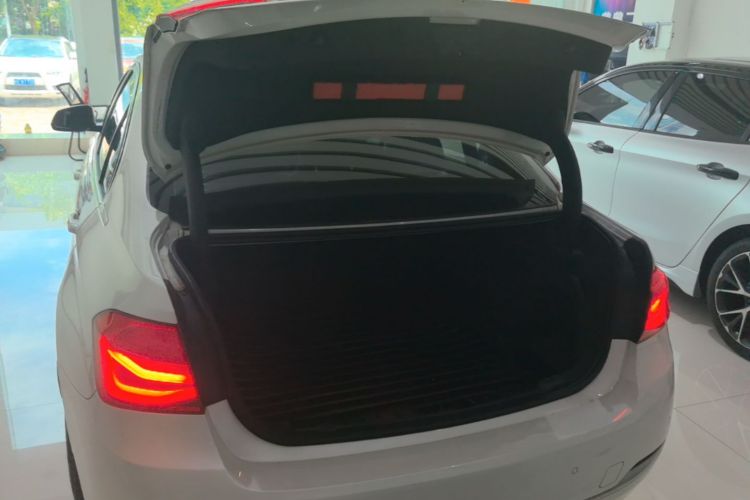 BMW 3 Series 2018 #19 BMW 3 Series 2018 car image #19
