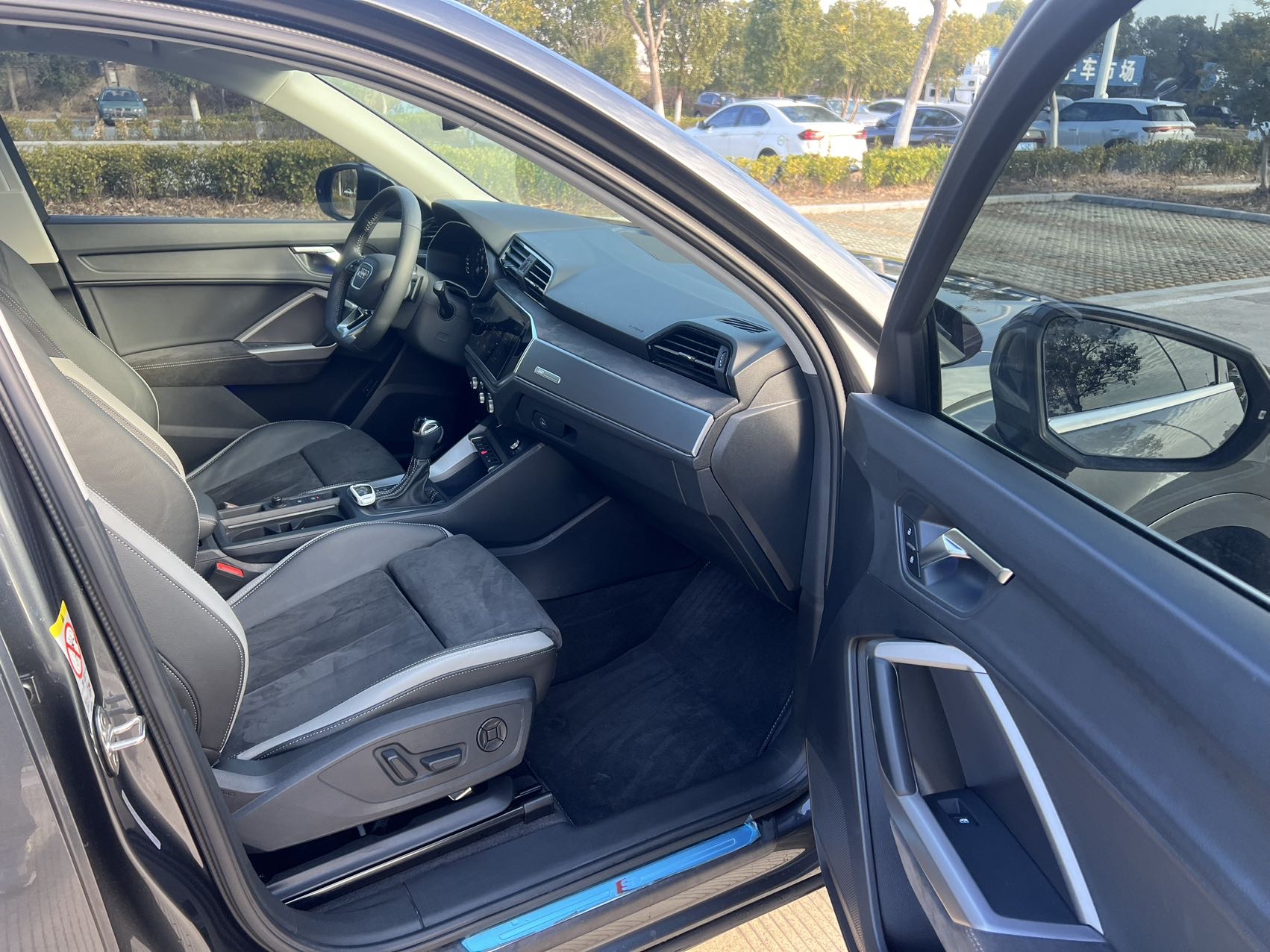 Audi Q3 2023 car image #13