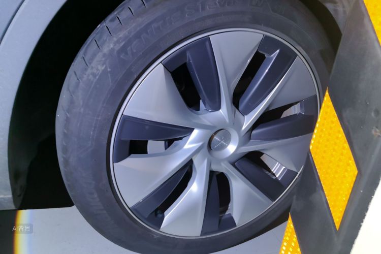 Tesla Model Y 2022 car image #9