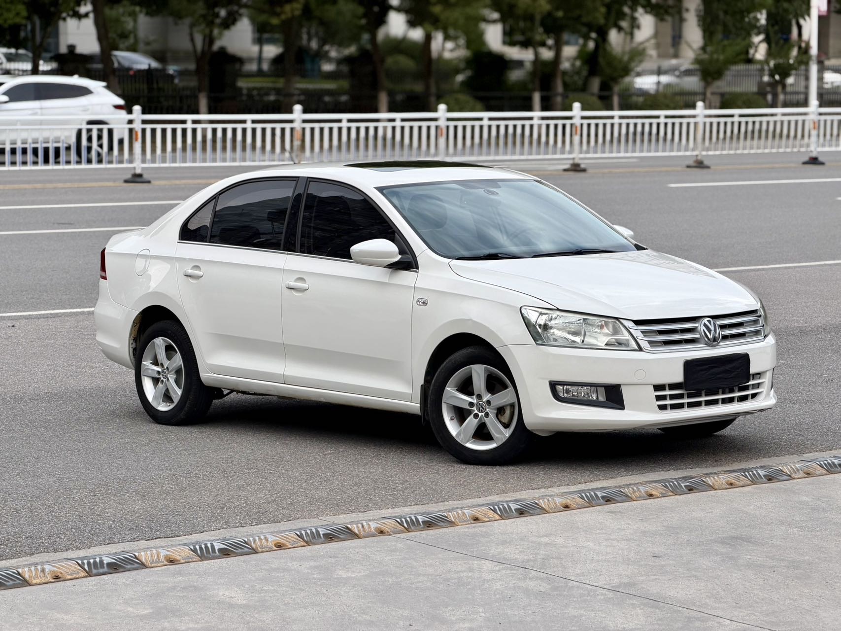 Volkswagen Santana 2014 car image #3