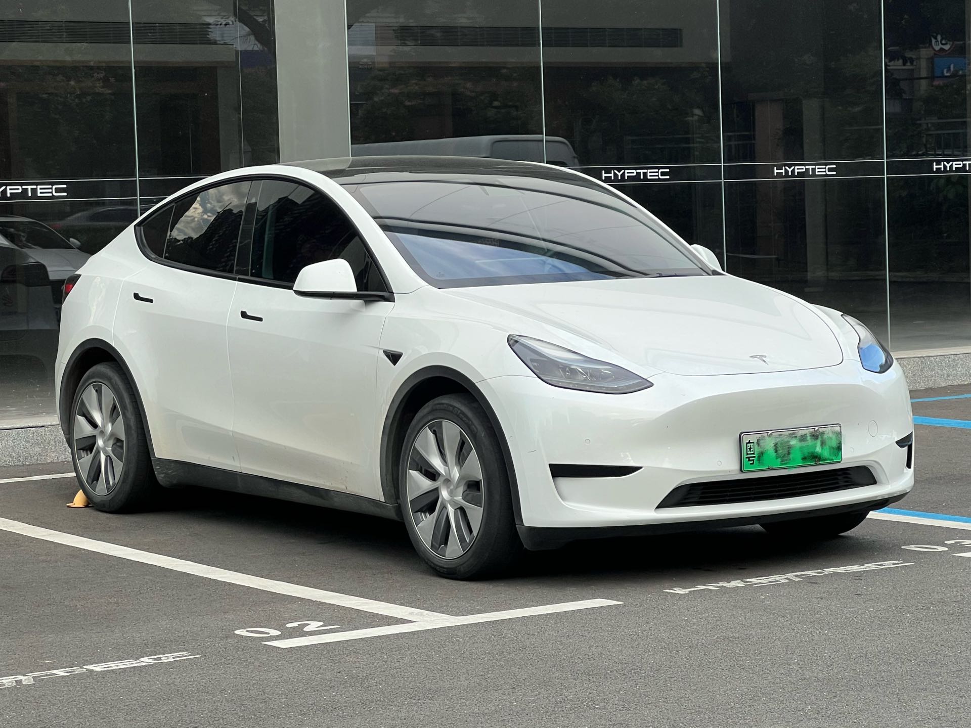 Tesla Model Y 2022 car image #2
