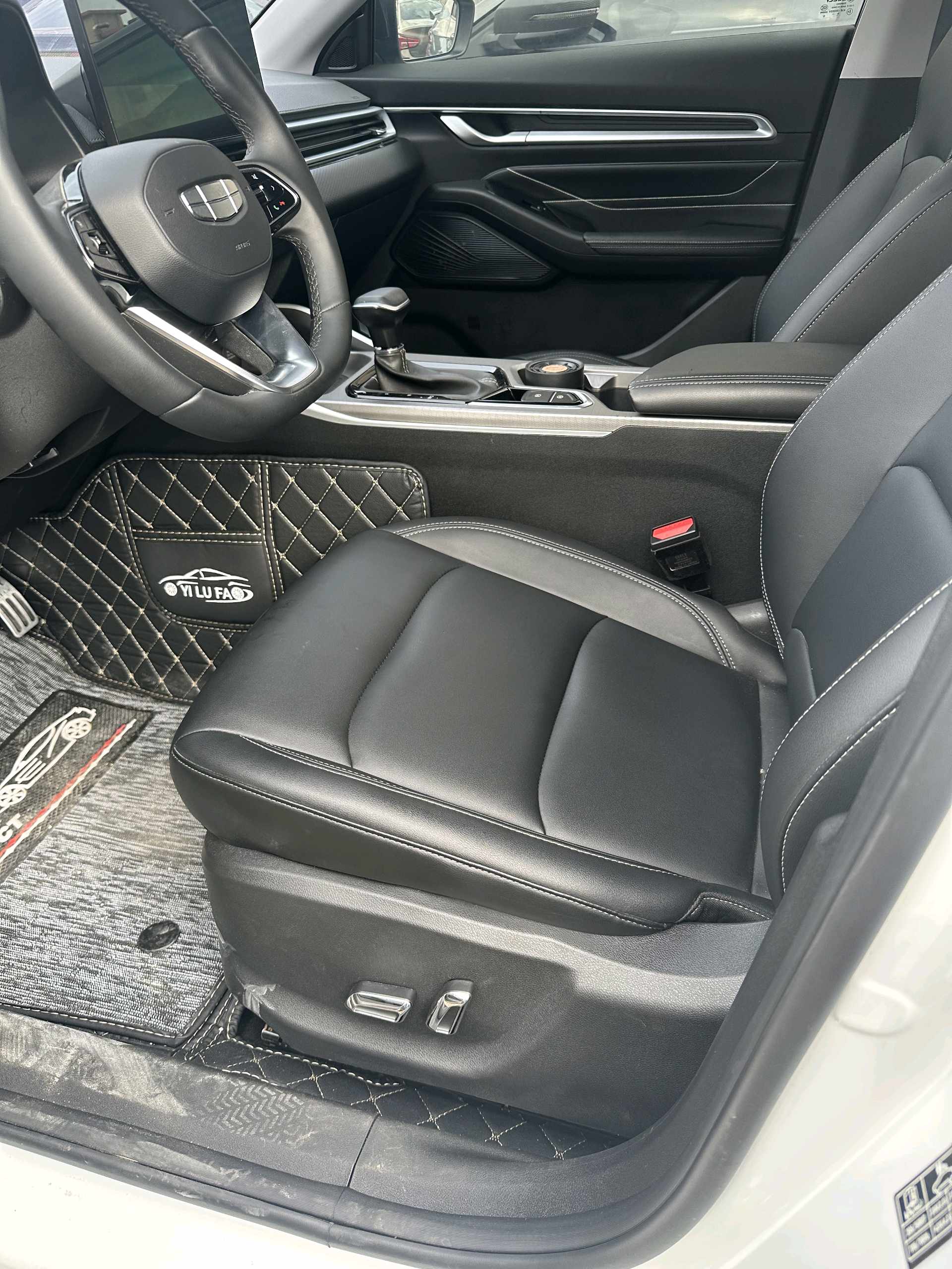 GEELY Emgrand 2025 image de voiture #4