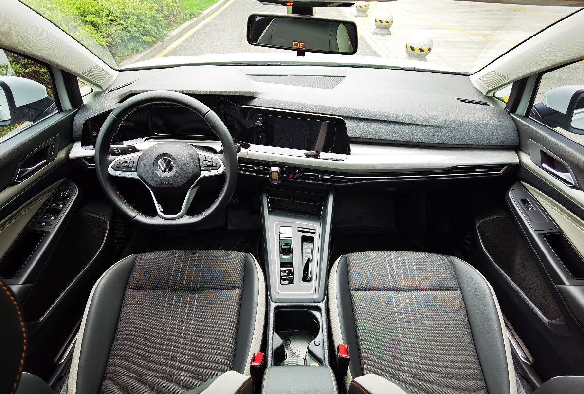Volkswagen Golf 2021 car image #11