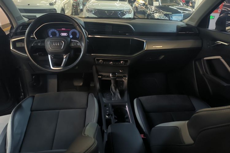 Audi Q3 2019 car image #10