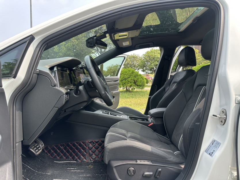 Volkswagen Golf 2023 car image #5