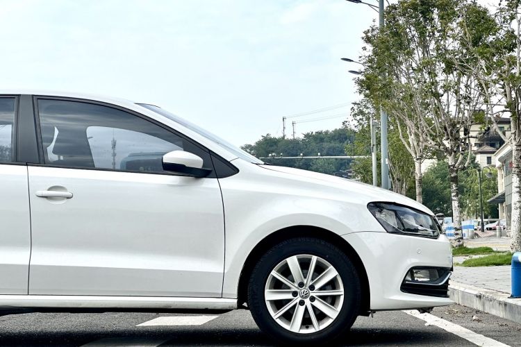 Volkswagen Polo 2015 car image #11