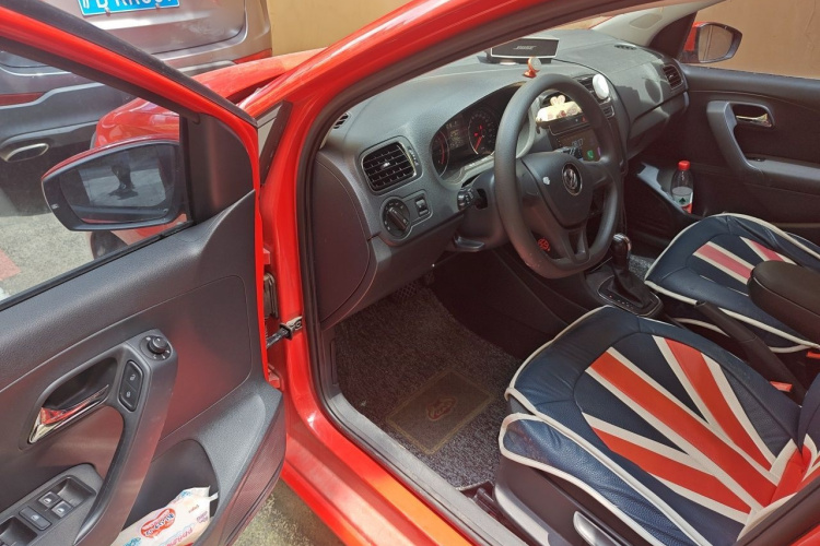 Volkswagen Polo 2015 car image #9