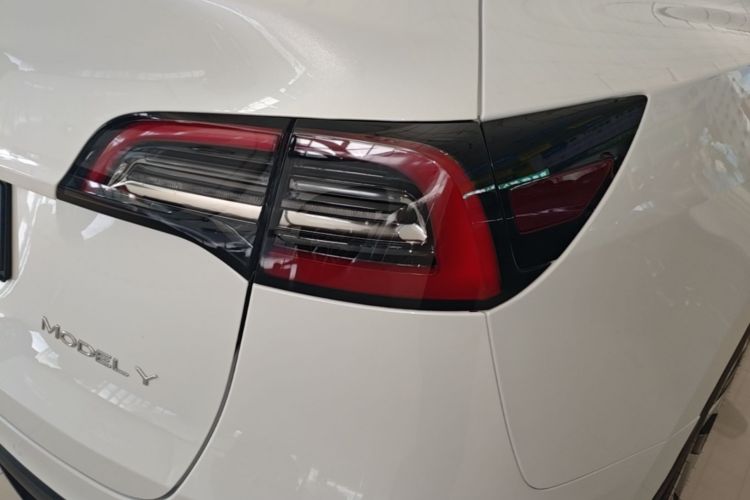 Tesla Model Y 2022 car image #8