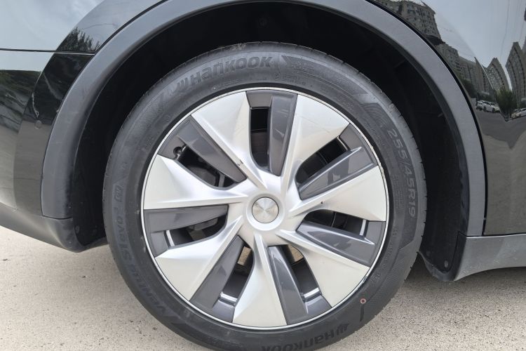 Tesla Model Y 2023 car image #10