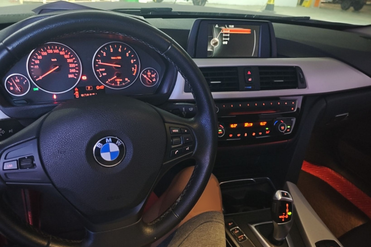 BMW 3 Series 2017 car image #10